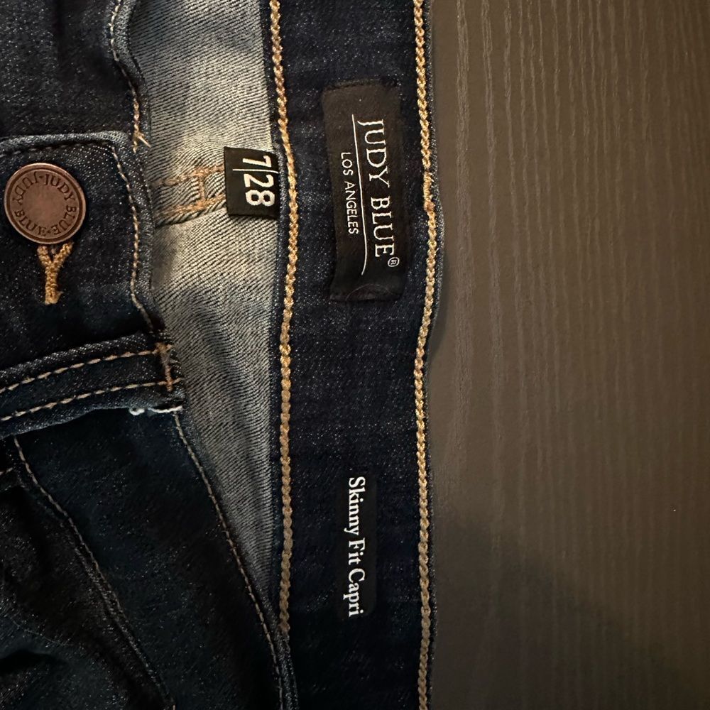 Judy Blue cropped Dark Blue Jeans - Picture 2 of 5